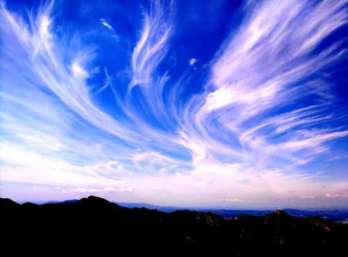 凤凰山上空出现“凤尾云”景观